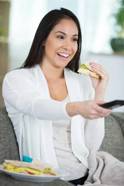 Wanita Menonton Sambil Makan Siang — Stok Foto