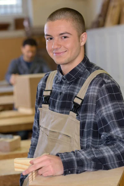 Junge Arbeiterin Arbeitet Mit Holz — Stockfoto