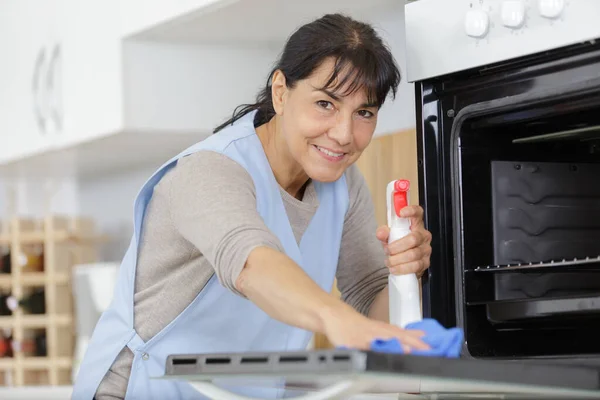 洗浄オーブンを洗う女性の肖像画 — ストック写真