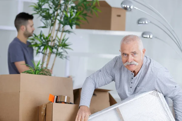 Starszy Człowiek Pustym Pokoju Pakowane Moving Boxes — Zdjęcie stockowe