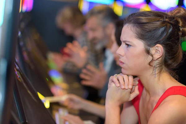 Krásná Žena Červených Šatech Hrát Slot Machine — Stock fotografie