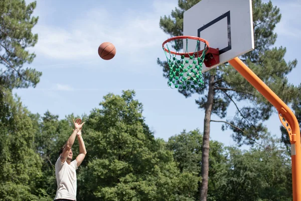 Ritratto Giocatore Basket Che Scatta Tiro Salto — Foto Stock