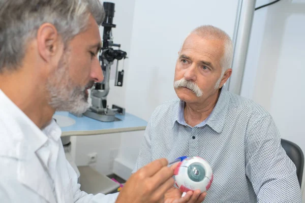 患者さんへの眼疾患の説明 — ストック写真