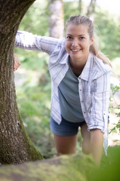 森の中を歩くハイカーの女性 — ストック写真