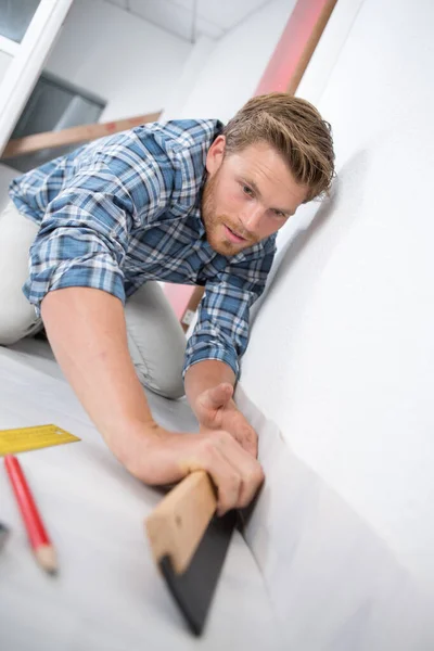 Homem Casa Preparando Para Colocar Tapete — Fotografia de Stock