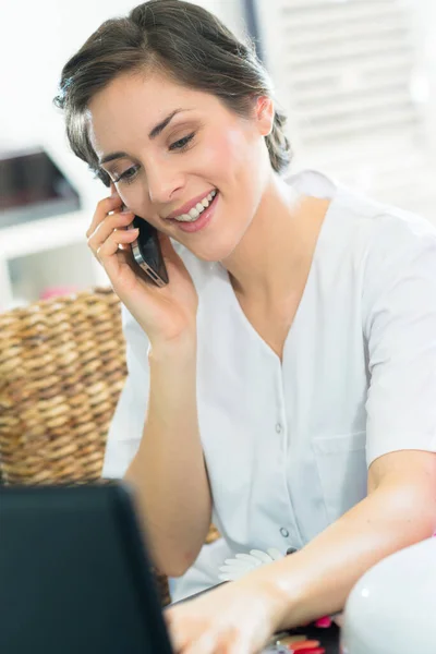 Beautician Talking Happily Telephone — Stock Photo, Image