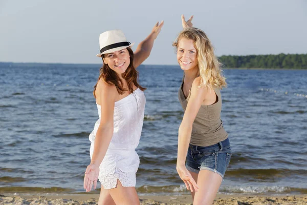 Duas Meninas Surfistas Bonitas Praia Com Braços Abertos — Fotografia de Stock