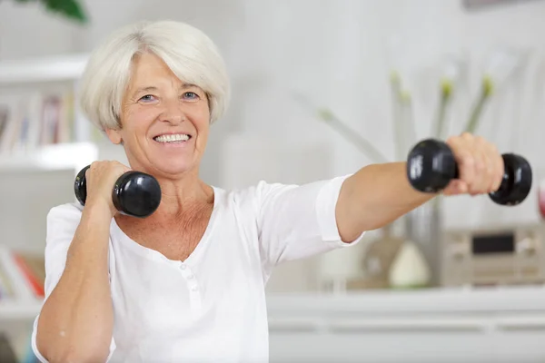 Äldre Kvinna Gör Fitness Sport Gym — Stockfoto