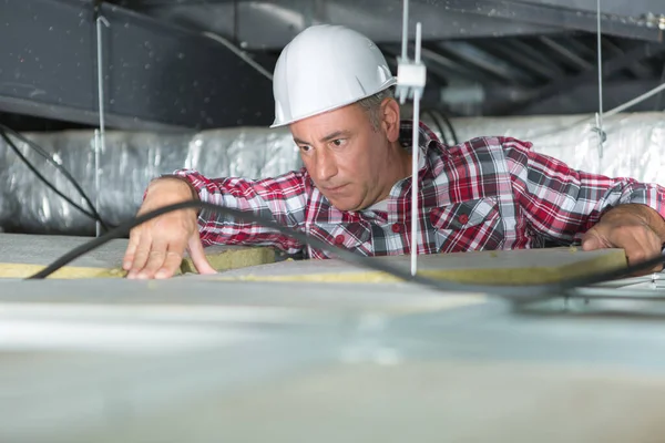 Электротехнический Работник Проверяет Кабели Потолке — стоковое фото