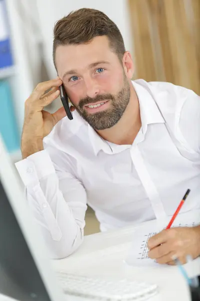 Adamı Ofisteki Telefondan Alışveriş Yapıyor — Stok fotoğraf