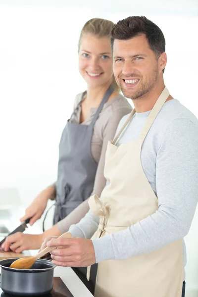 若いカップルが彼らの台所でポーズ — ストック写真
