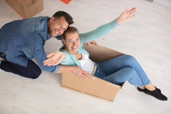 Šťastná Rodina Stěhování Krabic Jejich Novém Domově — Stock fotografie