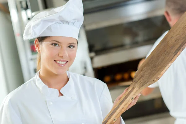 Een Vrouw Bakker Poseren Keuken — Stockfoto