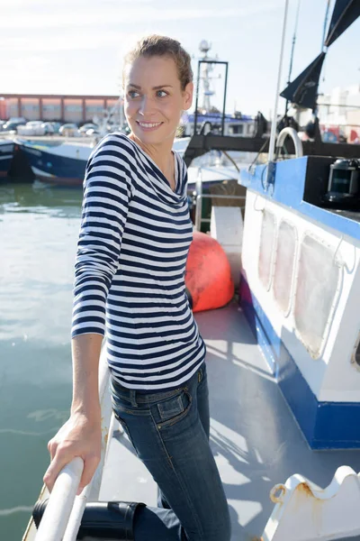 漁港の女が縞模様の上を着て — ストック写真