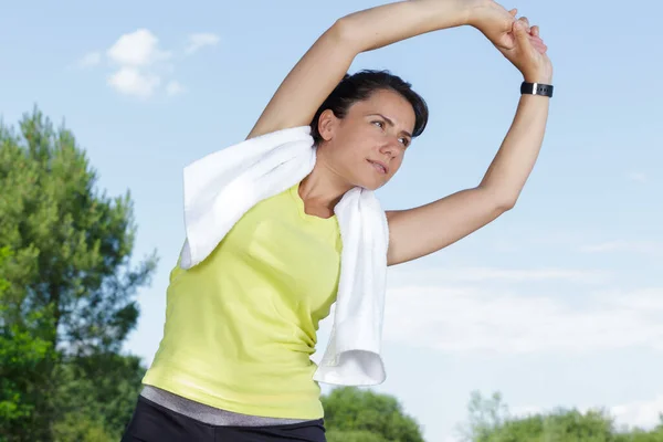 Woman Exercising Outdoors Stretching Side — Stock Photo, Image