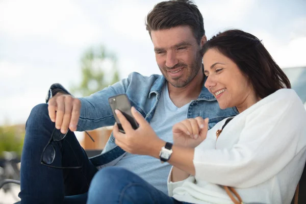 Casal Assistindo Conteúdo Online Telefone Inteligente — Fotografia de Stock