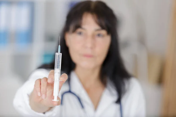 Sjuksköterska Redo Att Göra Injektion — Stockfoto