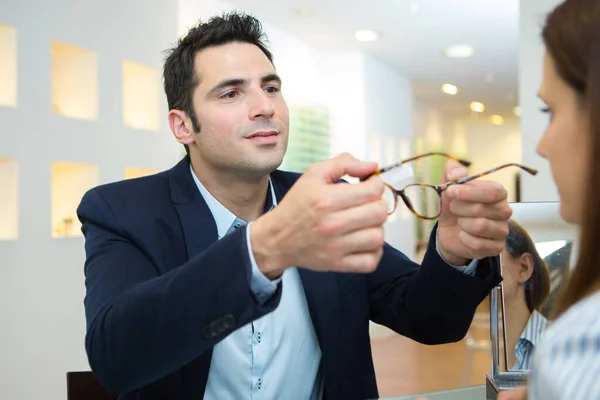 为女性顾客配眼镜的眼科医生 — 图库照片