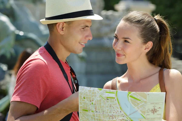 地図を持つ十代のカップル — ストック写真