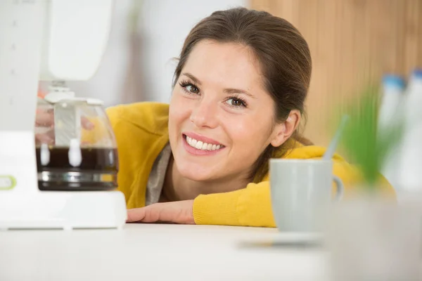 Güzel Genç Bayan Mutfağa Kahve Koyuyor — Stok fotoğraf