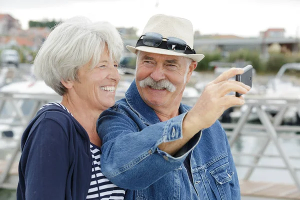 Pareja Ancianos Con Cámara Tomando Selfie Sobre Puerto Ciudad Dubai — Foto de Stock