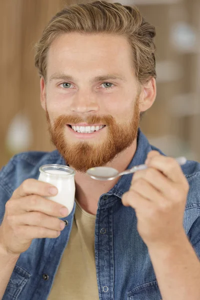 Бородатий Чоловік Їсть Йогурт — стокове фото