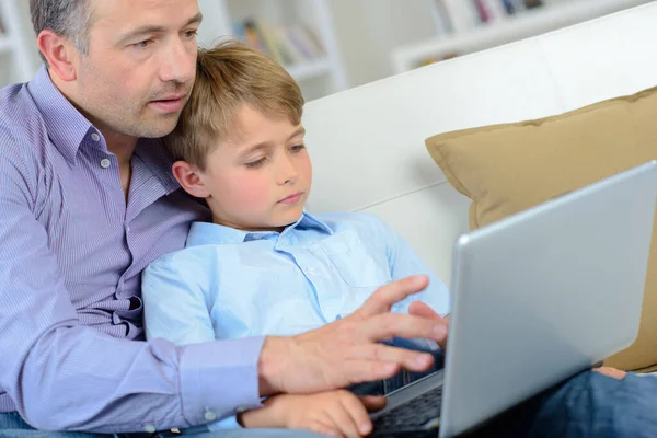 Yetişkin Çocuk Dizüstü Bilgisayar Kullanıyor — Stok fotoğraf