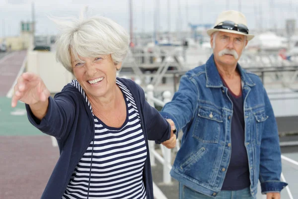Ein Älteres Ehepaar Hafen — Stockfoto