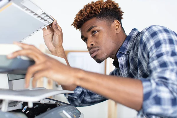 Young Man Using Photocopier — Stock Photo, Image