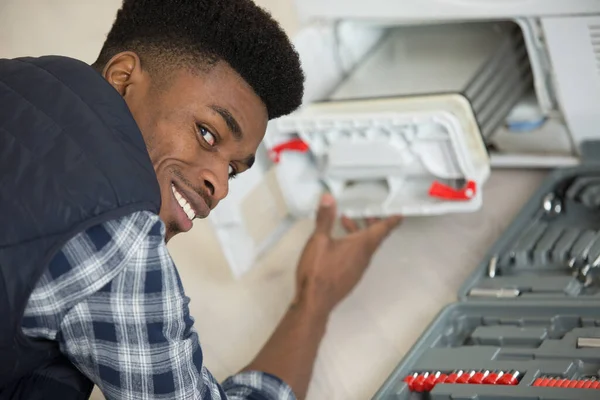 Homem Trabalhador Encanador Repara Uma Máquina Lavar Roupa Lavanderia — Fotografia de Stock