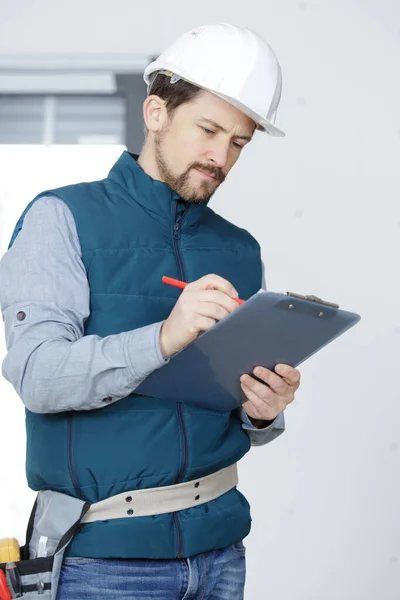 Geconcentreerde Bouwer Met Klembord — Stockfoto