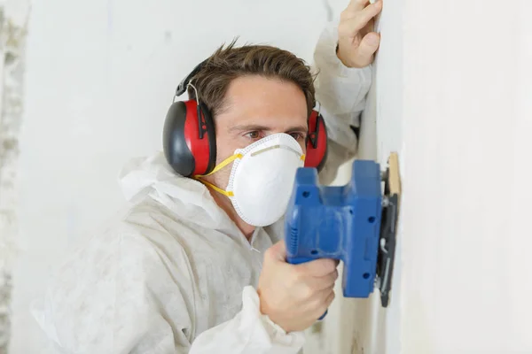 Male Worker Sanding Wall — Stock Photo, Image