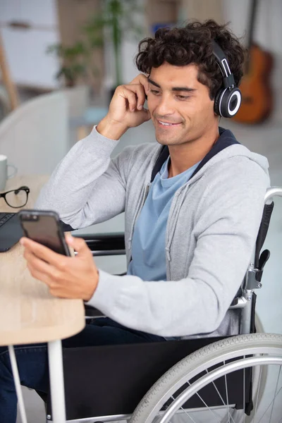 Інвалідний Чоловік Інвалідному Візку Слухає Музику Навушниками — стокове фото
