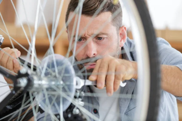 Meister Repariert Zahnrad Des Fahrrads Während Des Arbeitstages — Stockfoto