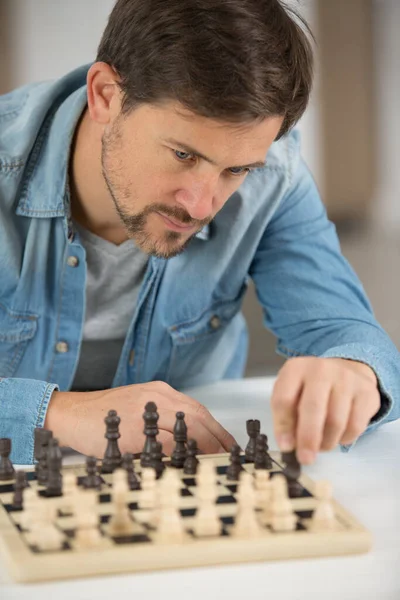 チェスをしている若い男が — ストック写真