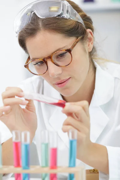 女实验室技术员从试管采集血液样本 — 图库照片