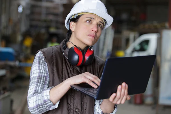 Vrouwelijke Werknemer Met Laptop Een Magazijn — Stockfoto