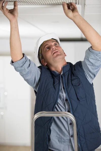 Homme Dans Constructeur Uniforme Installation Plafond Suspendu — Photo