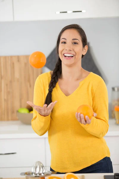 Šťastná Dívka Žonglování Pomeranče — Stock fotografie