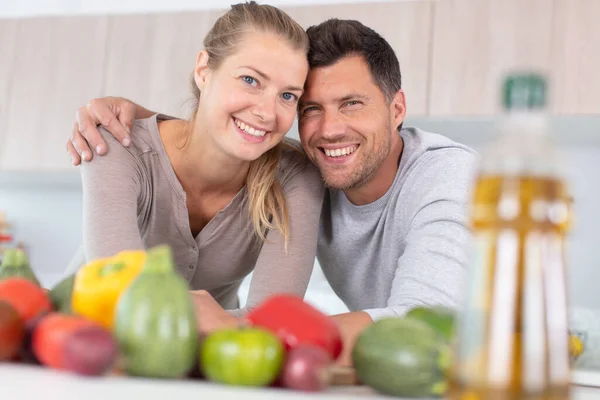 Verliebtes Paar Umarmt Sich Der Küche — Stockfoto