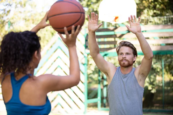 Roup Happy People Playing Basketball Outdoors — Stock Photo, Image
