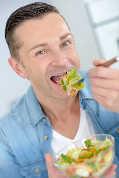 Ein Mann Isst Salat — Stockfoto