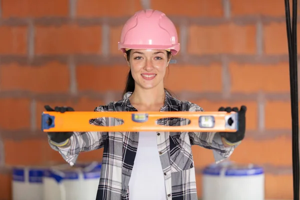 Attrayant Travailleur Construction Féminine Rose Hardhat Tenant Niveau Esprit — Photo