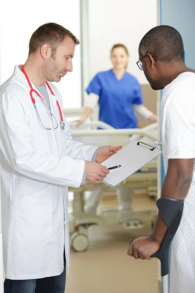 Medico Paziente Discutendo Qualcosa — Foto Stock