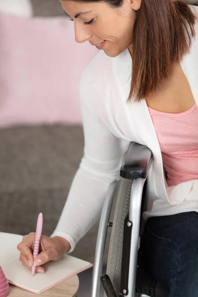 Mujer Discapacitada Silla Ruedas Escribe Notas —  Fotos de Stock