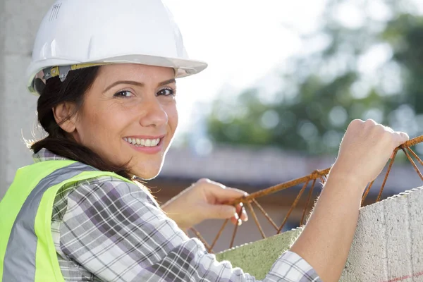 幸せな女性は建設労働者です — ストック写真