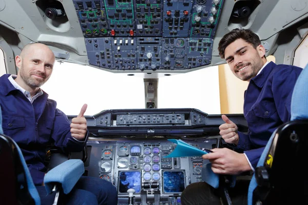 Deux Hommes Dans Cockpit Montrant Signe — Photo