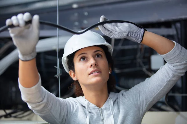 天井配線を固定する女性電気技師 — ストック写真