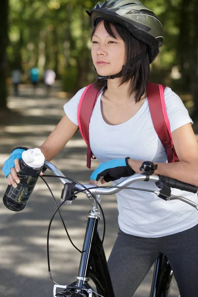 Mujer Ciclista Con Bicicleta Montaña —  Fotos de Stock