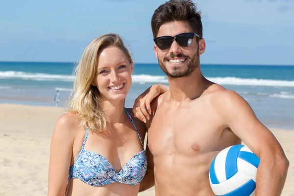 Glückliches Junges Paar Das Spaß Strand Hat — Stockfoto